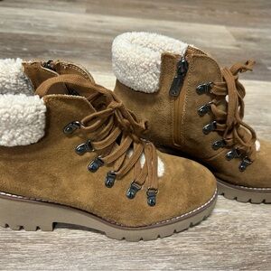 Blondo Devin Waterproof women’s Size US7.5 Camel Colored Suede Upper Chunky Heel